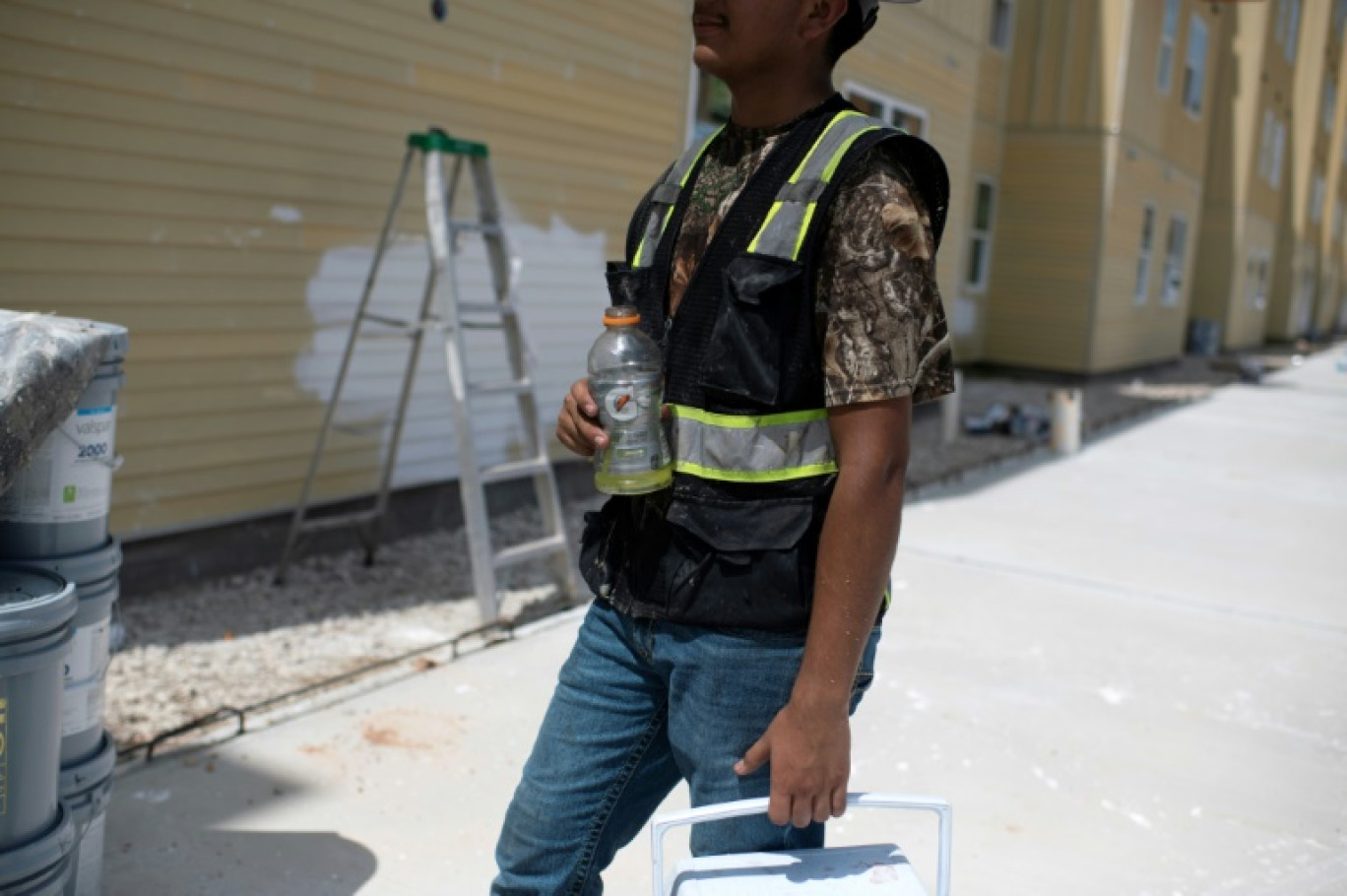 Un ouvrier dans le bâtiment se désaltère en pleine vague de chaleur au Texas, le 14 juillet 2023 © Mark Felix