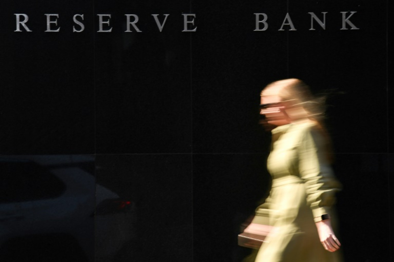 Michele Bullock va devenir la première femme à diriger la banque centrale australienne à partir de septembre, a annoncé le gouvernement, limogeant de fait le président sortant après une série de hausses de taux impopulaires © Saeed KHAN