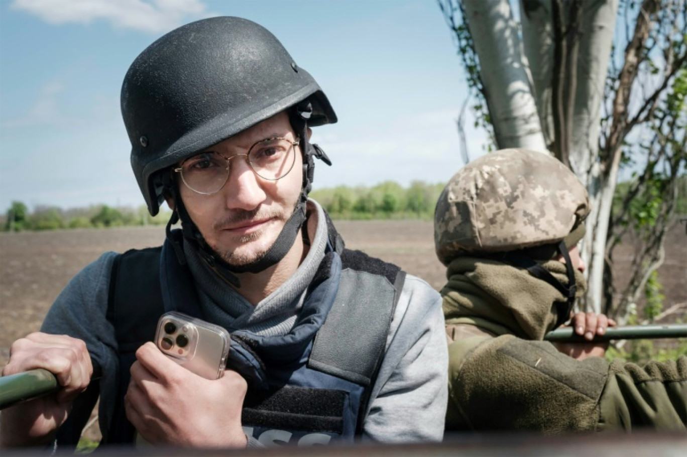 Le journaliste de l'AFP Arman Soldin lors d'une mission dans le Donbass, dans l'est de l'Ukraine, le 30 avril 2022 © Yasuyoshi CHIBA