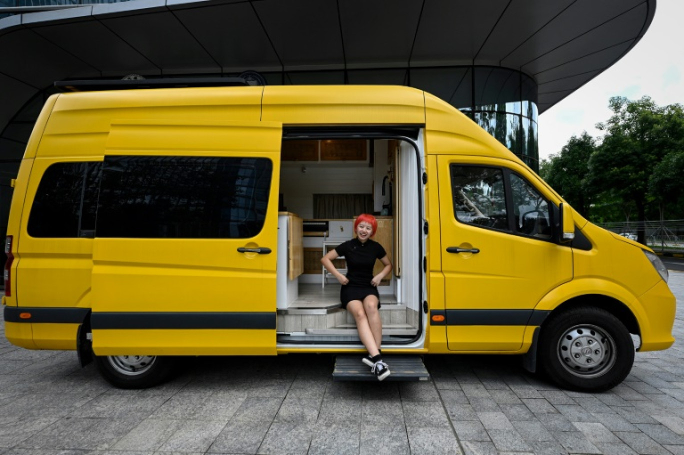 Twiggy He dans le van jaune qu'elle a aménagé à Shenzhen, le 21 juin 2023 dans le sud de la Chine © Jade GAO