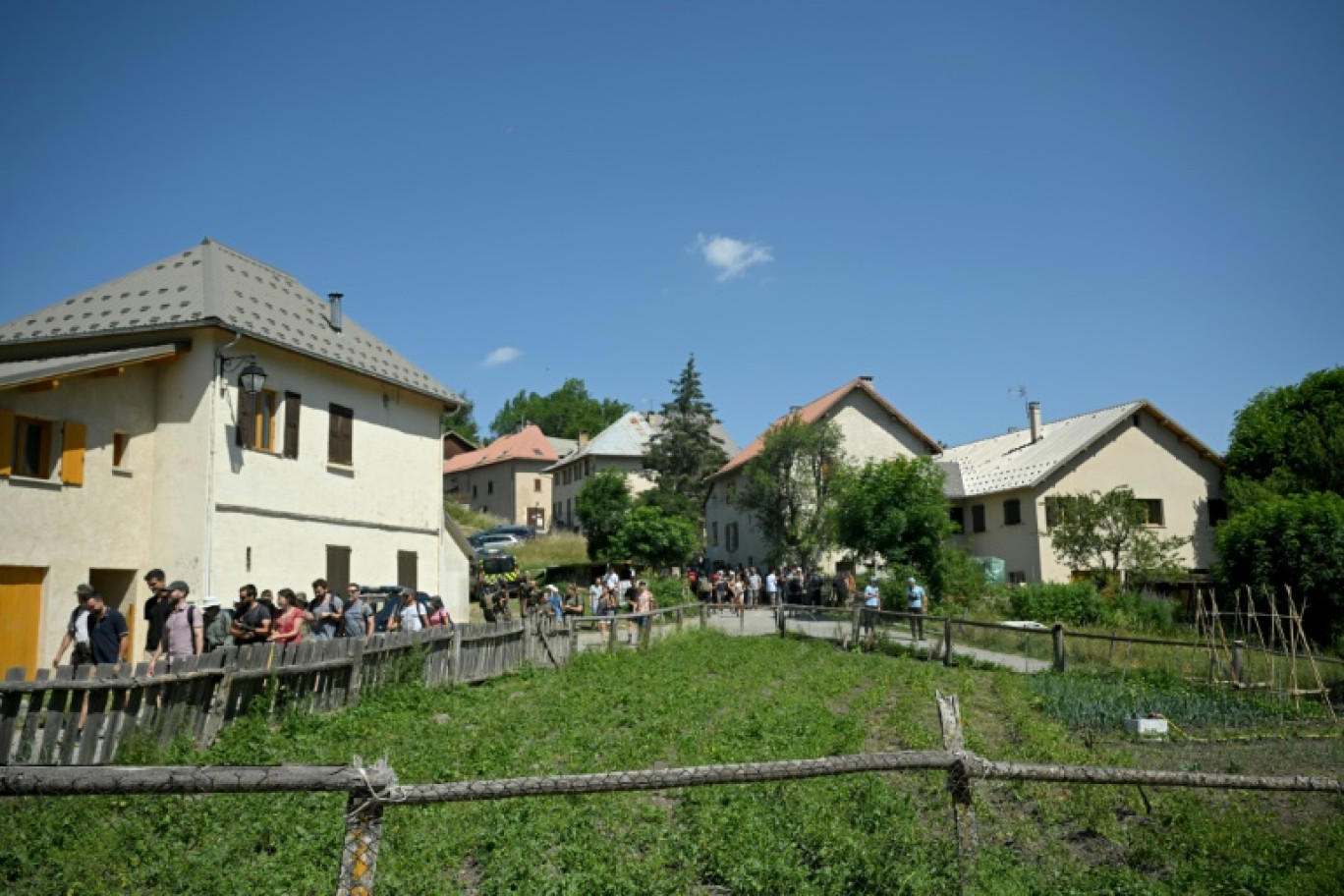 Des bénévoles participent aux recherches d'Emile, deux ans et demi, le 10 juillet 2023 au Vernet, dans les Alpes-de-Haute-Provence © NICOLAS TUCAT