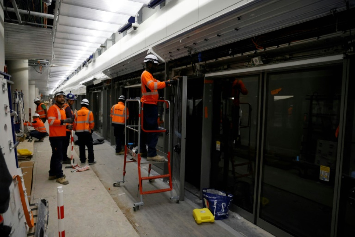 Des ouvriers travaillent sur le nouveau terminus de l'essentielle ligne 14 qui conduira à Paris et au village olympique, le 13 juin 2023 à l'aéroport d'Orly © LUDOVIC MARIN