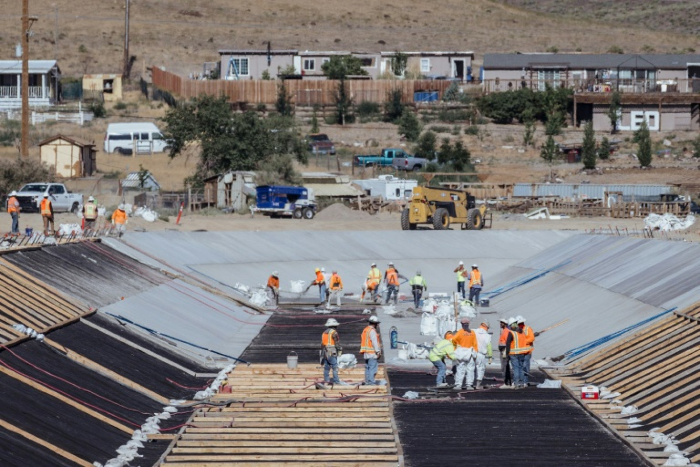 Des ouvriers sur le chantier du canal Truckee, le 30 juin 2023 à Fernley, dans le Nevada © Andri Tambunan