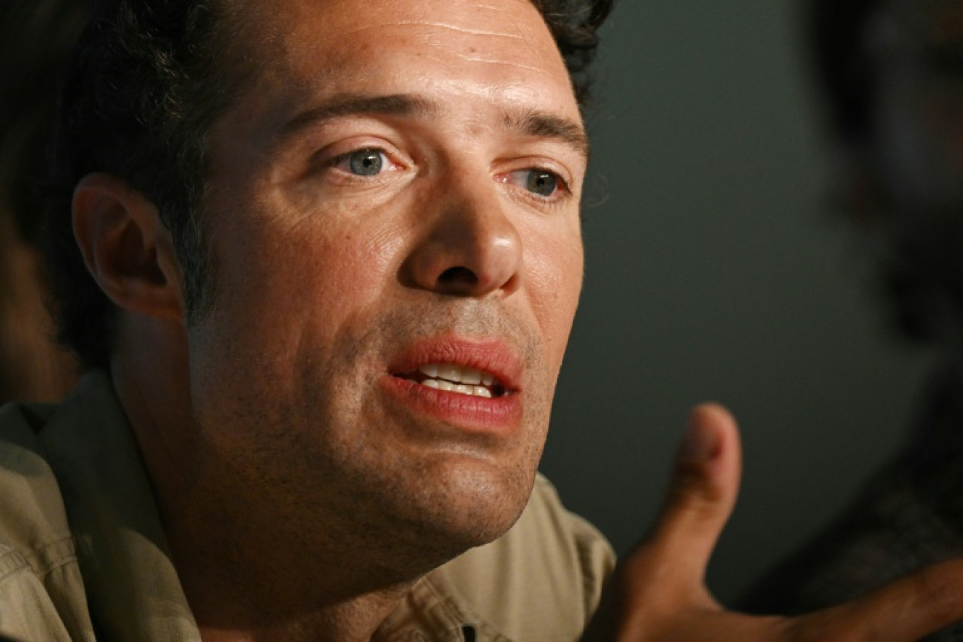 Nicolas Bedos lors d'une conférence de presse pour le film Mascarade lors du 75e Fesival de Cannes le 28 mai 2022 © Julie SEBADELHA