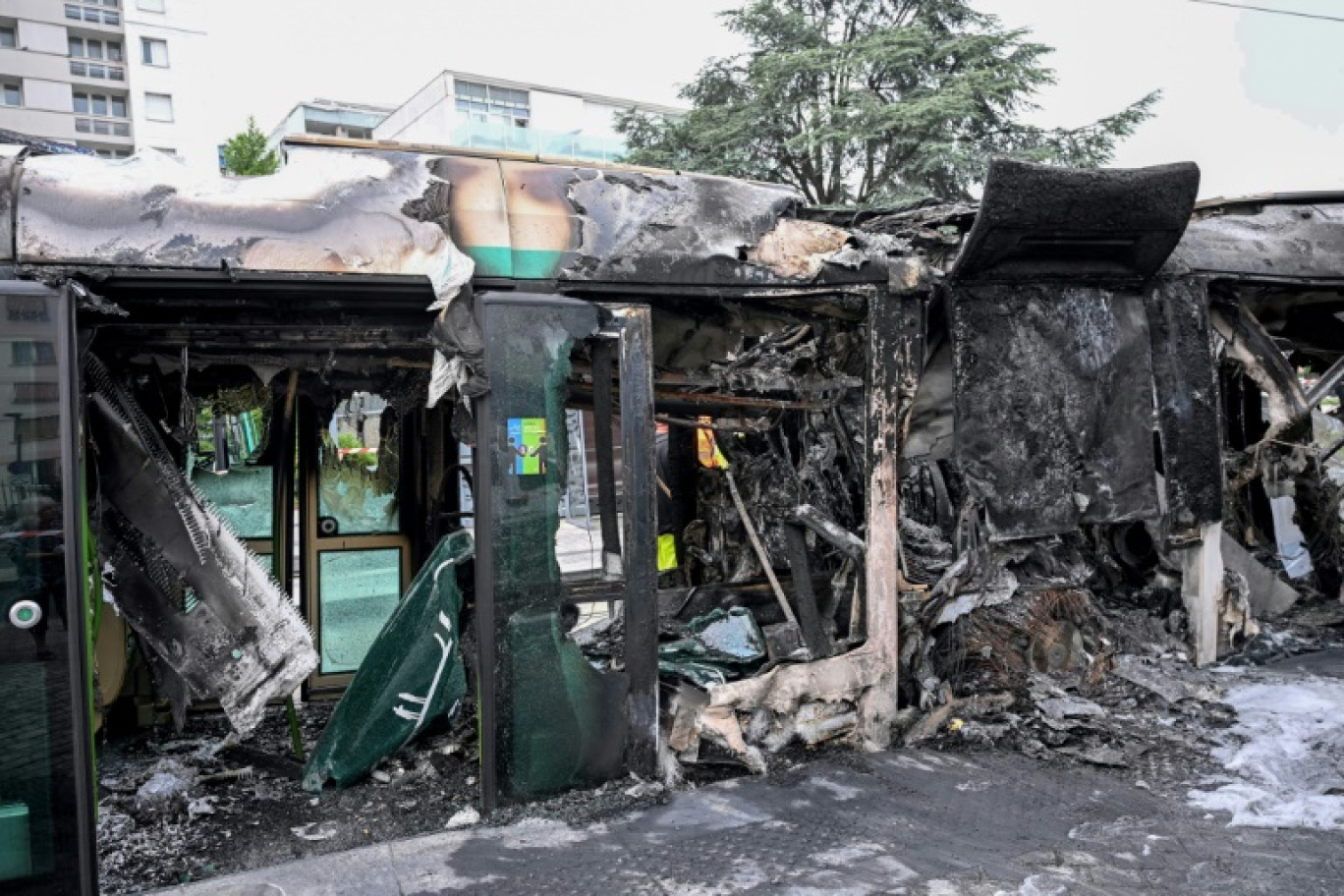 Un tramway incendié à Clamart, en région parisienne, le 29 juin 2023 © Emmanuel DUNAND