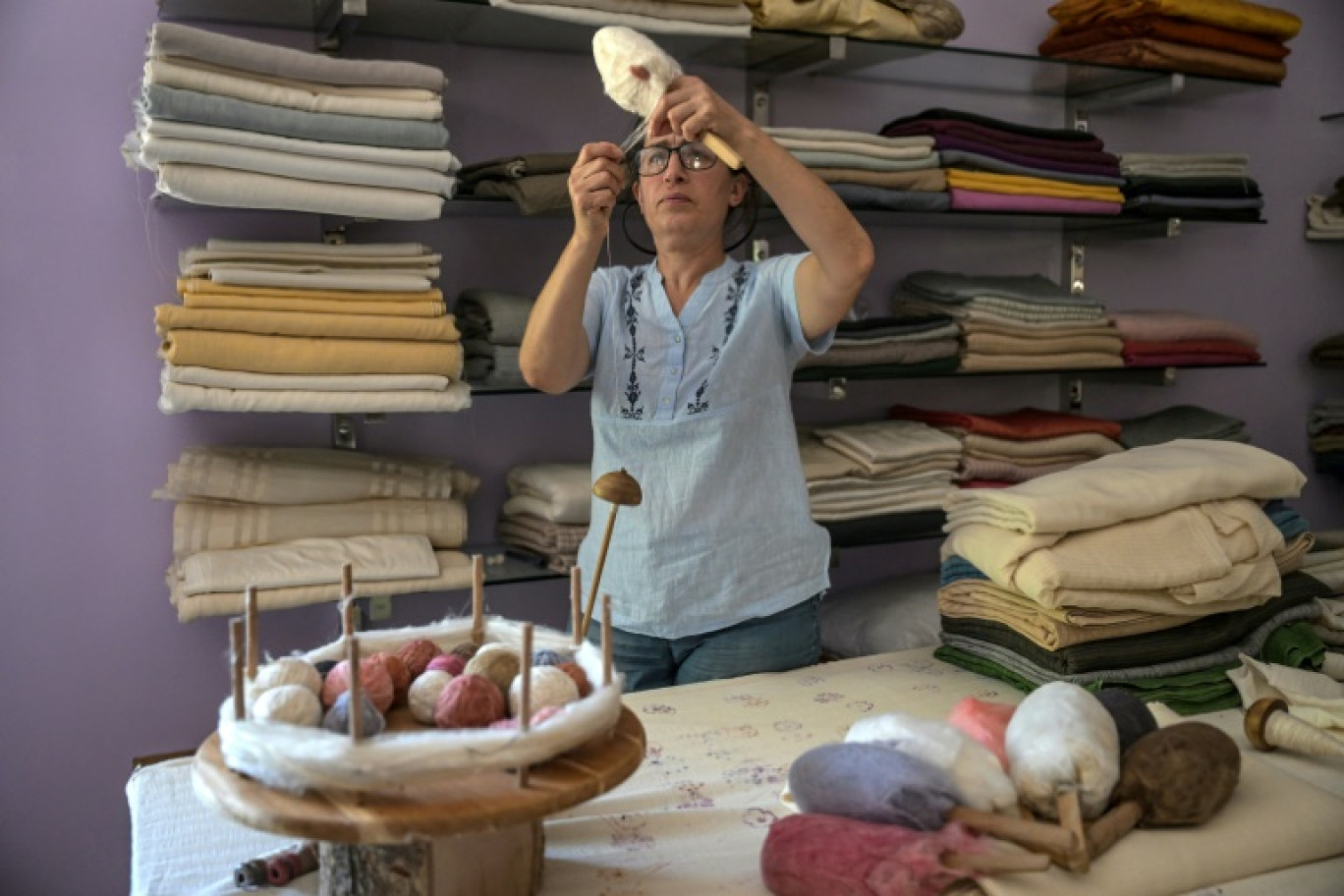 Emel Duman, propriétaire de la coopérature Apollon, fabrique du fil de soie, le 10 juillet 2023 à Antakya, en Turquie © Ozan KOSE