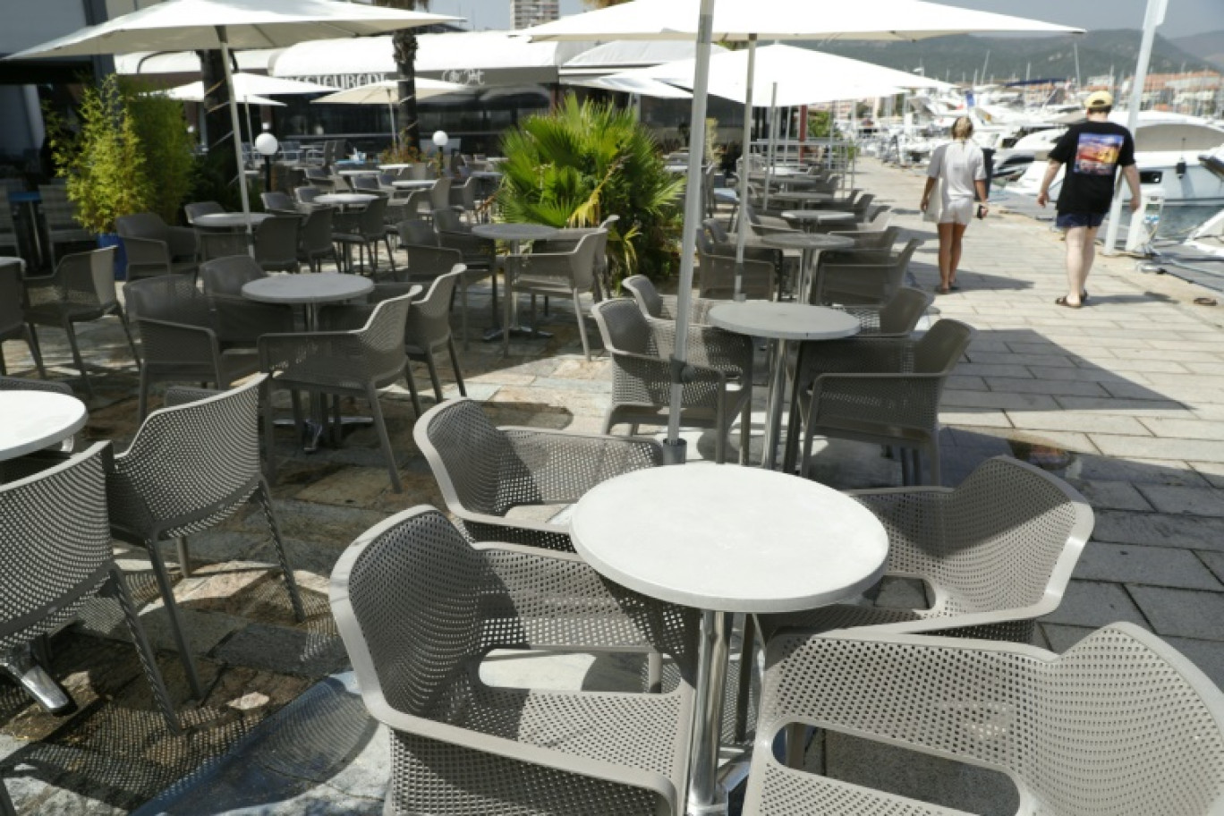 Les terrasses du port de plaisance Charles-Ornano désertées en raison de la chaleur, le 19 juillet 2023 à Ajaccio, en Corse © Pascal POCHARD-CASABIANCA