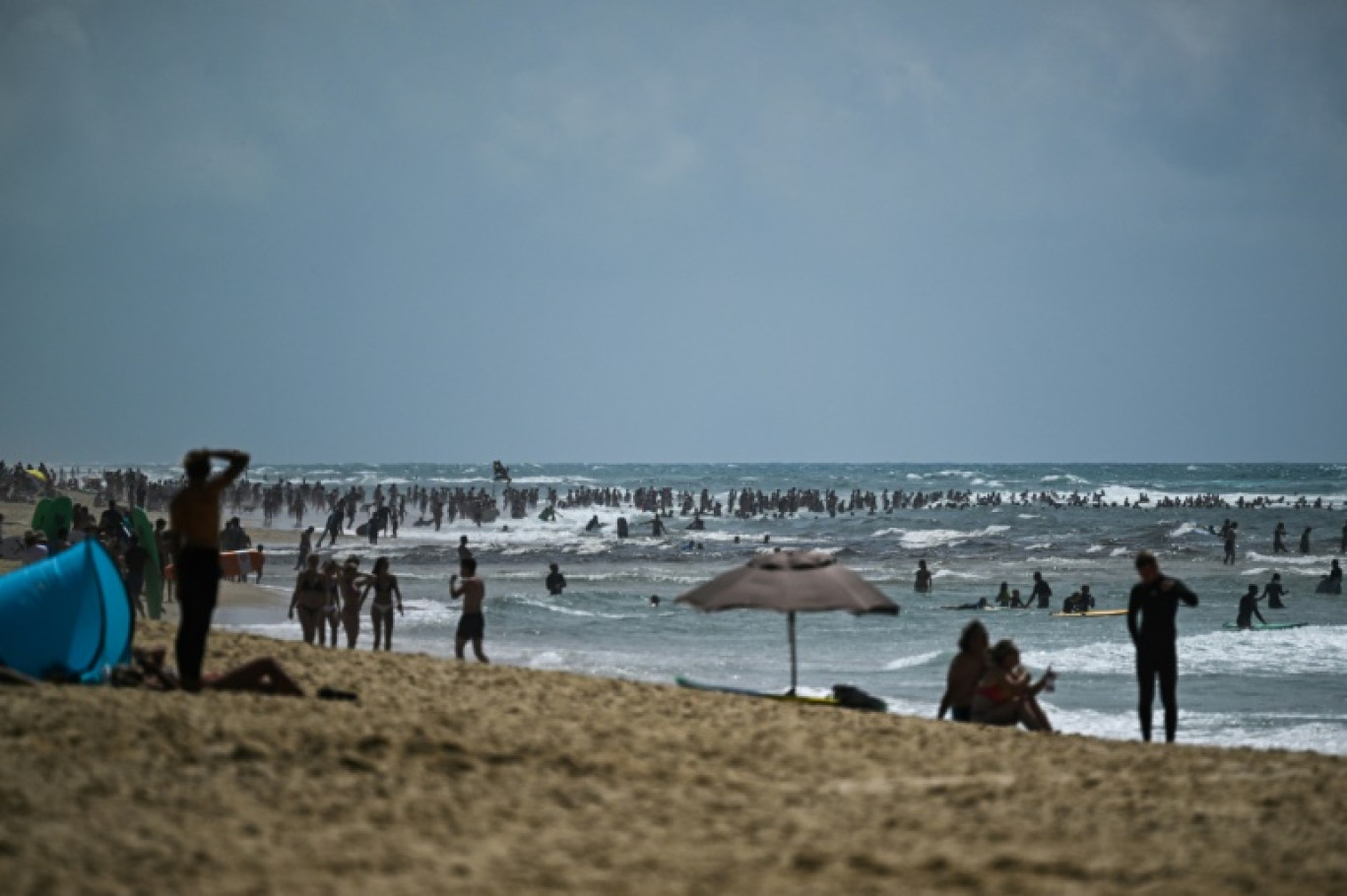 Des estivants, le 18 juillet 2023 à  Moliets-et-Maâ dans les Landes © Philippe LOPEZ