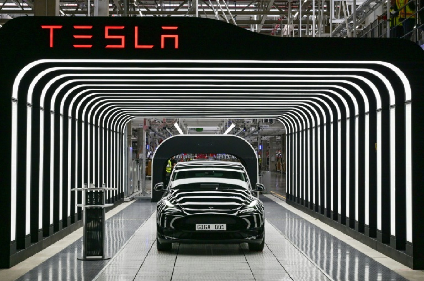 Une voiture Tesla dans une usine près de Berlin en Allemagne en mars 2022 © Patrick Pleul