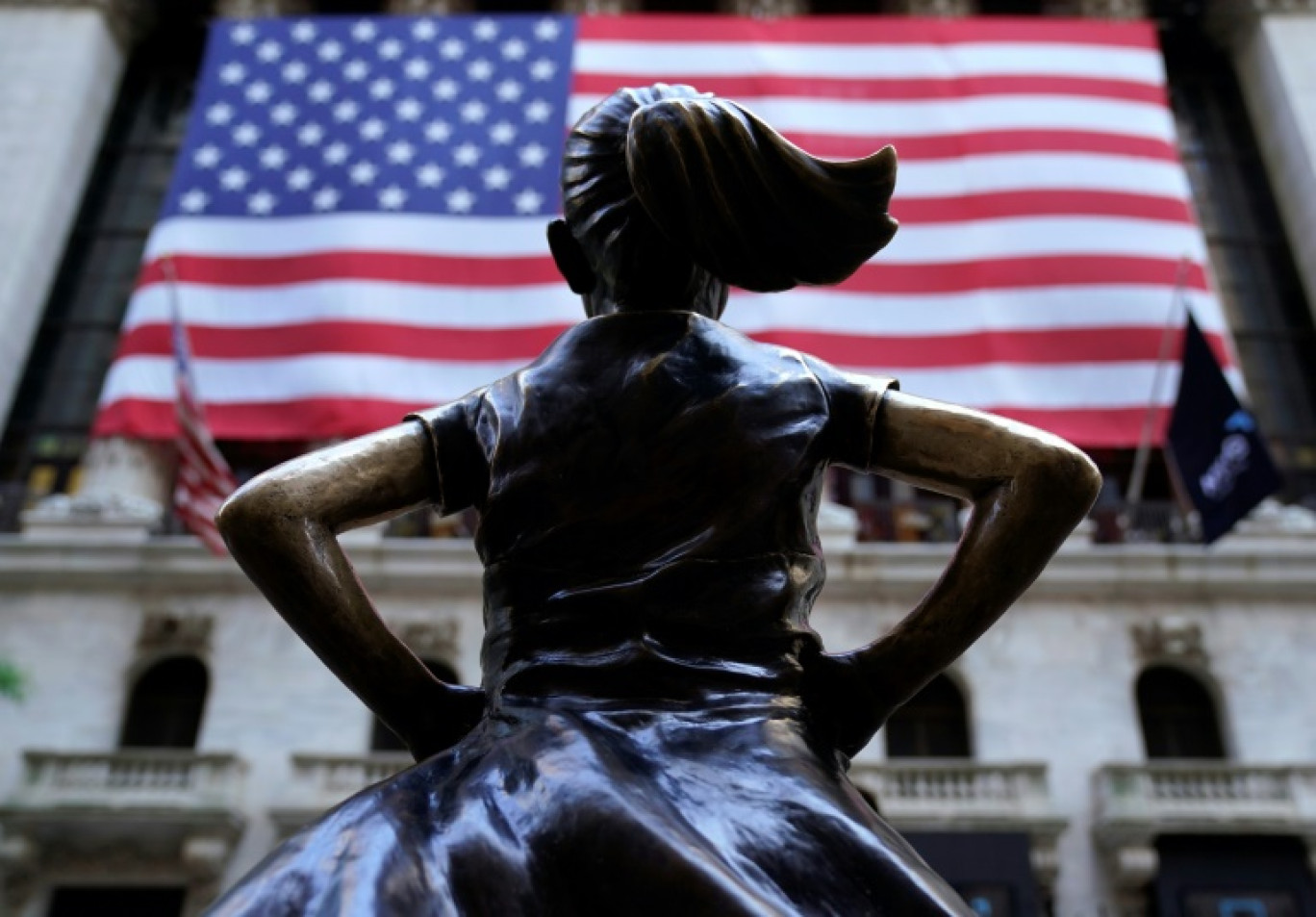 La statue de l'artiste Kristen Visbal devant la façade du New York Stock Exchange © TIMOTHY A. CLARY