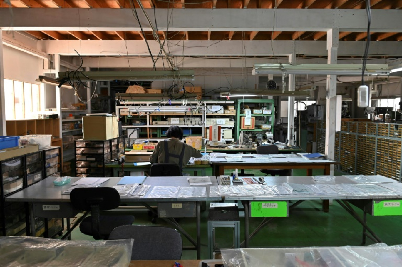 Un employé travaille dans l'atelier de l'usine de machine-outils J&A Sakura à Yachimata, dans la préfecture de Chiba, au Japon © Kazuhiro NOGI