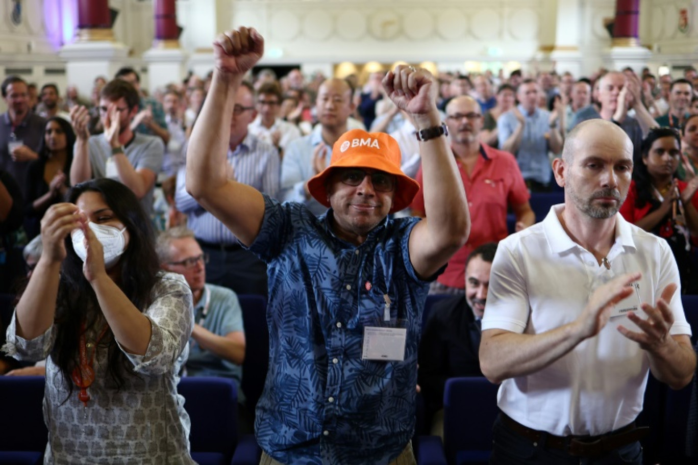 Des médecins assistent à un rassemblement en faveur d'une augmentation de leurs salaires organisé au siège du BMA (le syndicat British Medical Association) à Londres le 20 juillet 2023 © HENRY NICHOLLS