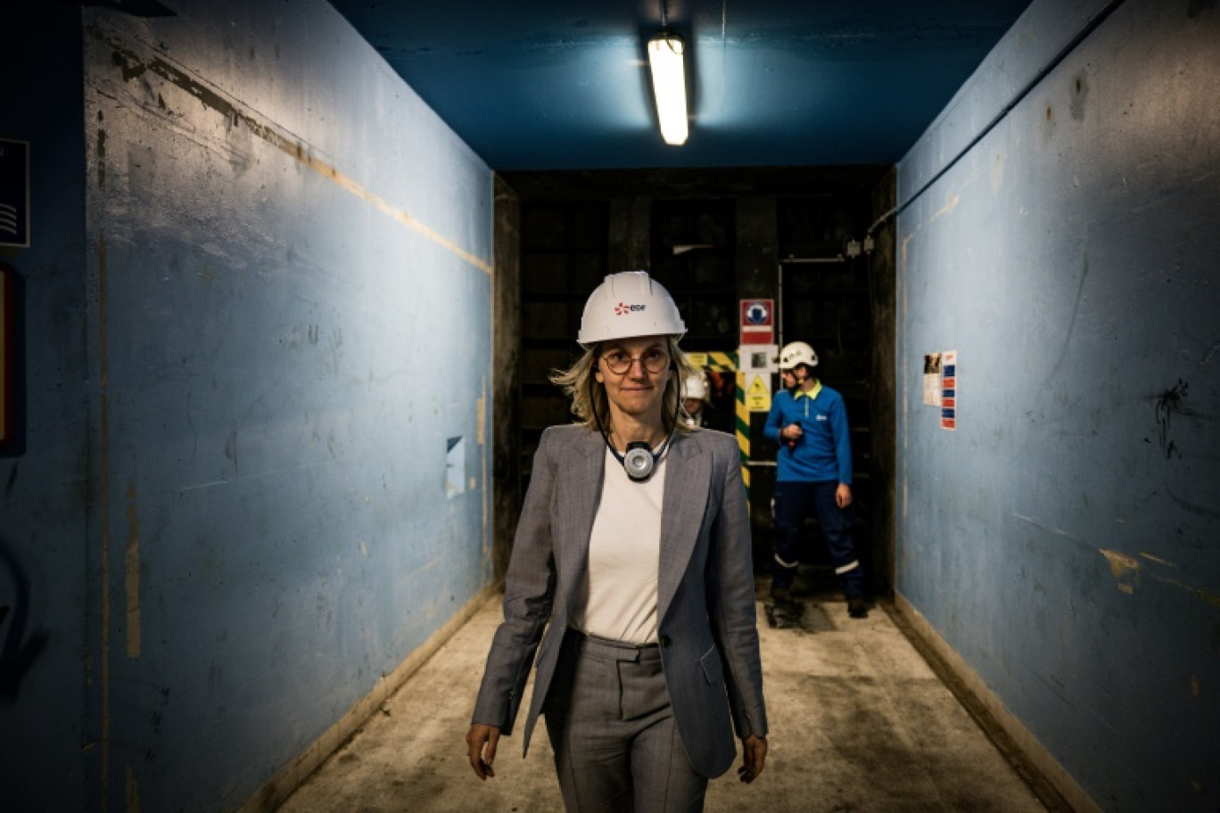 Agnès Pannier-Runacher lors d'une visite du barrage de Grand'Maison et de sa centrale hydroélectrique, à Vaujany, dans l'Isère, le 26 juin 2023 © Jeff PACHOUD