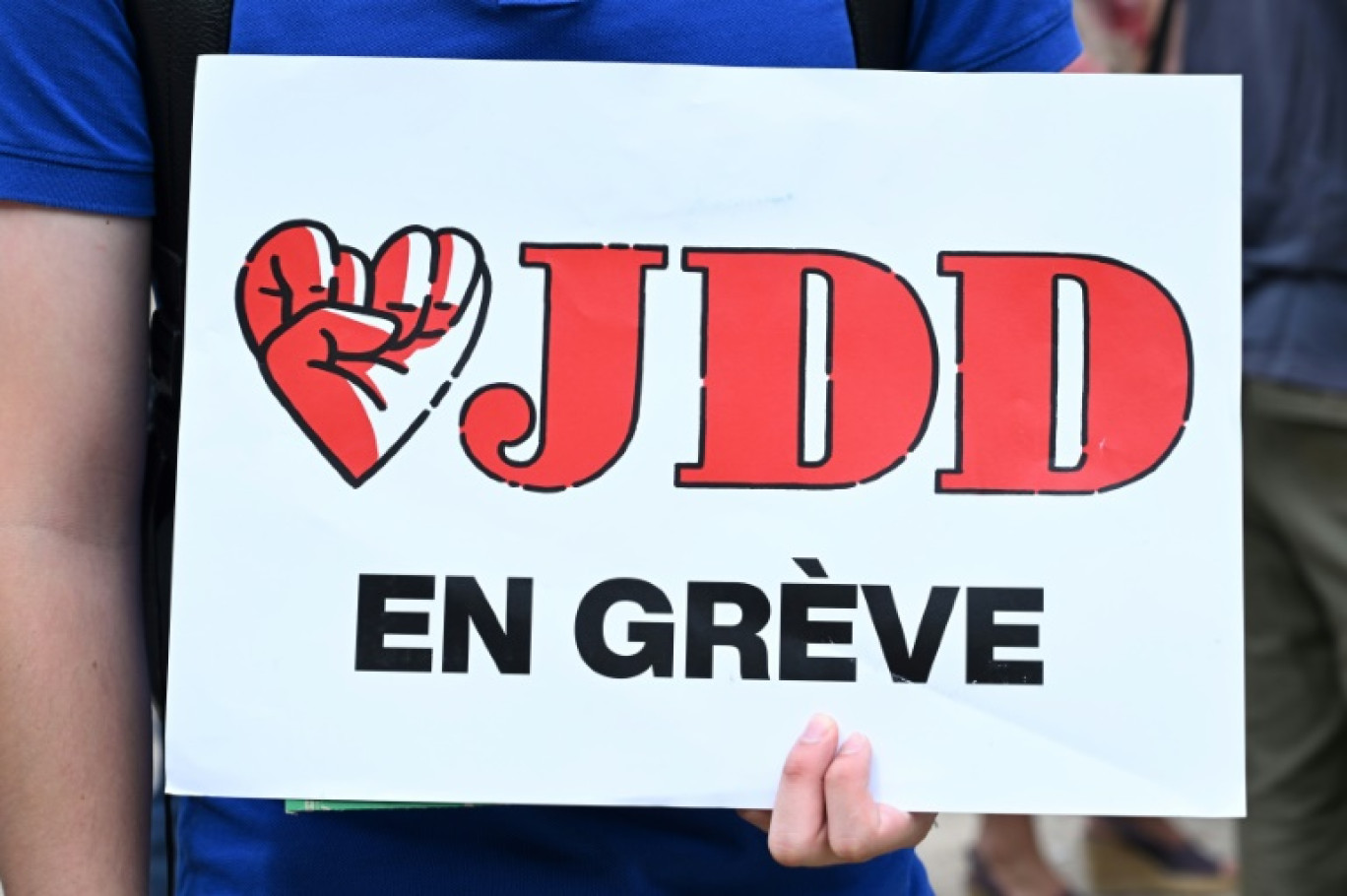 Une pancarte "JDD en grève" lors d'une manifestation contre la nomination de Geoffroy Le Jeune à la tête du journal, le 19 juillet 2023 à Paris © Bertrand GUAY