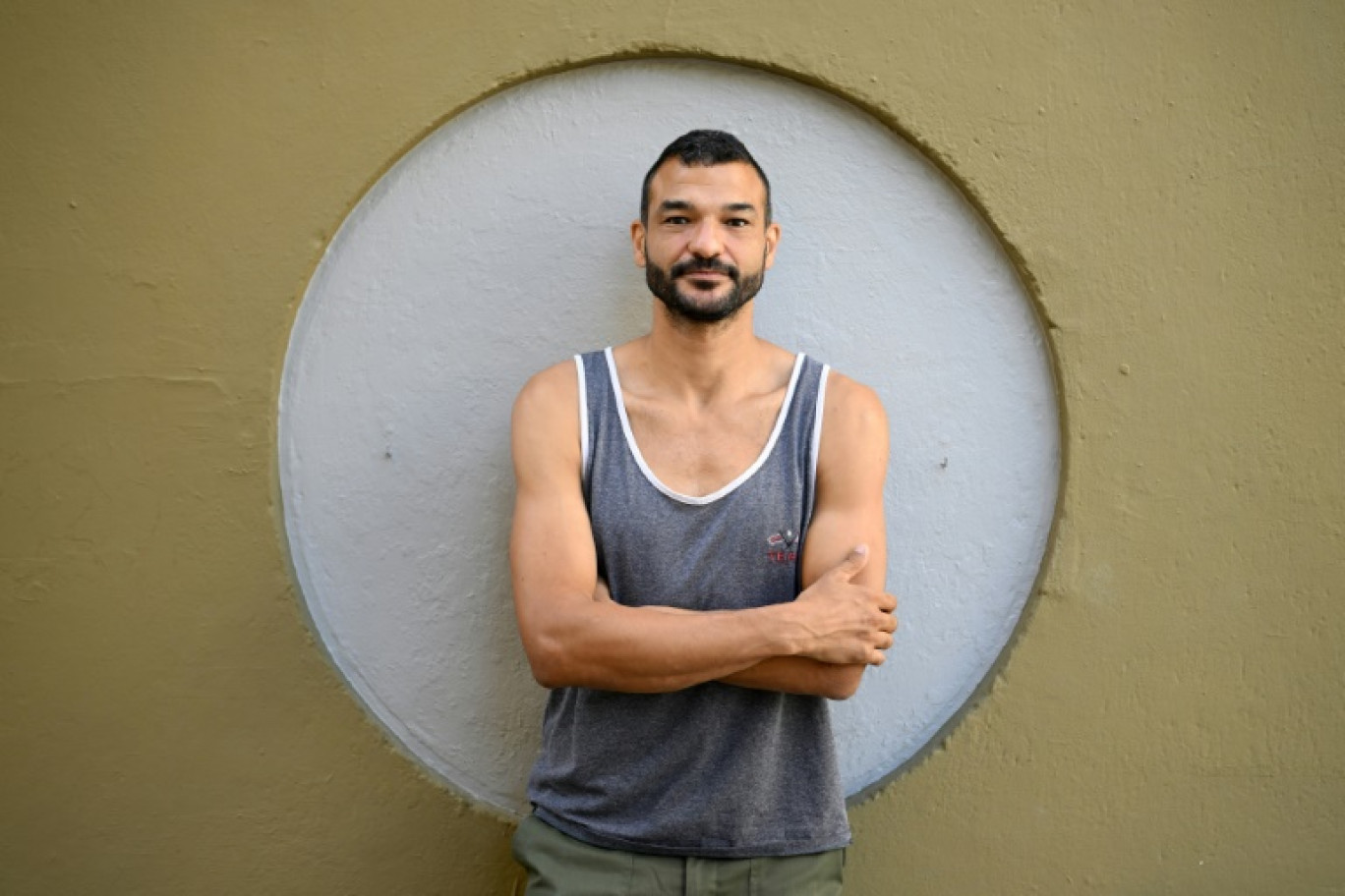 Le slameur Aïssa Mallouk pose le 20 juillet 2023 à Arles, dans le sud de la France © Nicolas TUCAT