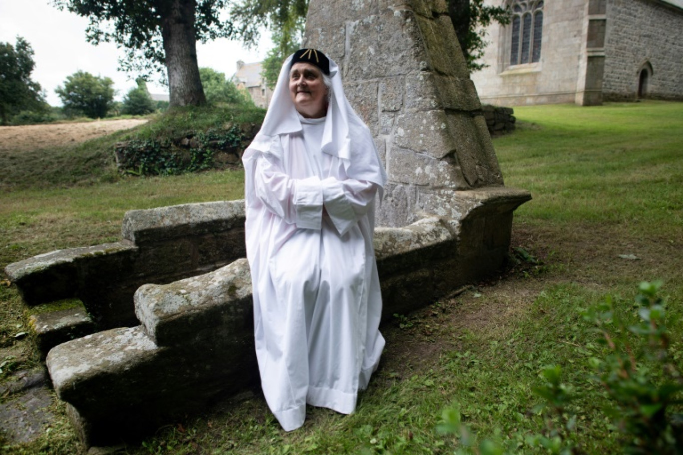 La druidesse française Mona Braz pose à Saint-Clet, dans les Côtes d'Armor, le 12 juillet 2023 © Fred TANNEAU