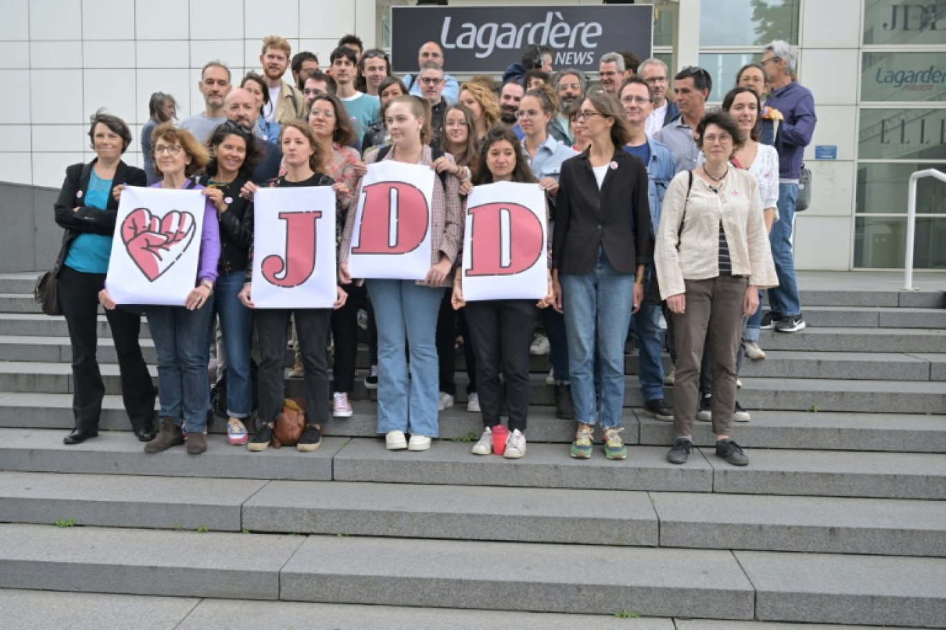 Des membres de la rédaction du Journal du Dimanche en grève, le 5 juillet 2023 à Paris © Alain JOCARD