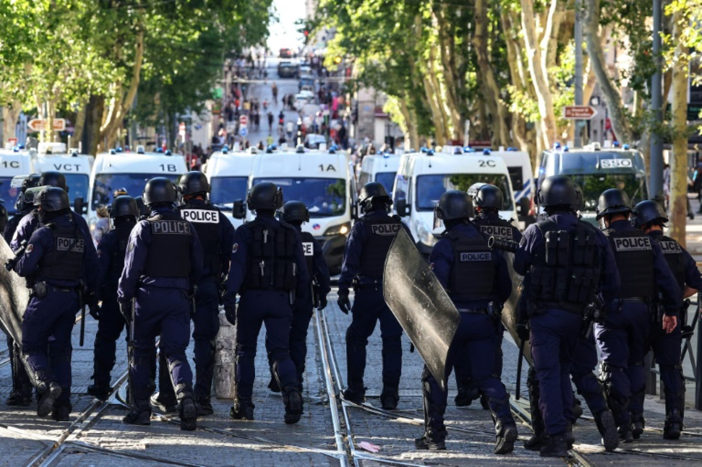 Des policiers en position lors d'émeutes à Marseille, le 1er juillet 2023 dans les Bouches-du-Rhône © CLEMENT MAHOUDEAU