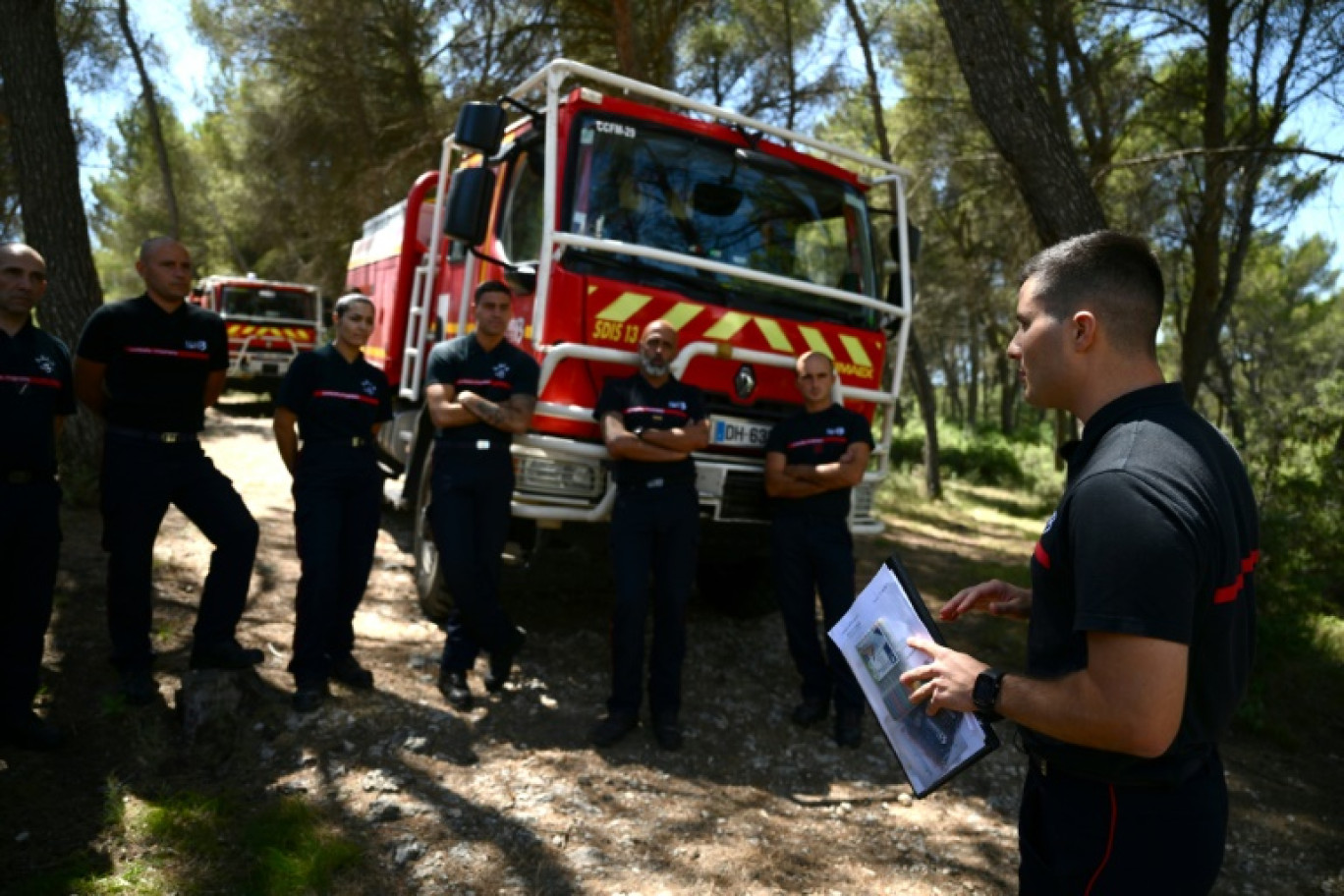 Des pompiers écoutent les instructions dans une forêt de Gardanne, le 25 juillet 2023 dans les Bouches-du-Rhône © CHRISTOPHE SIMON