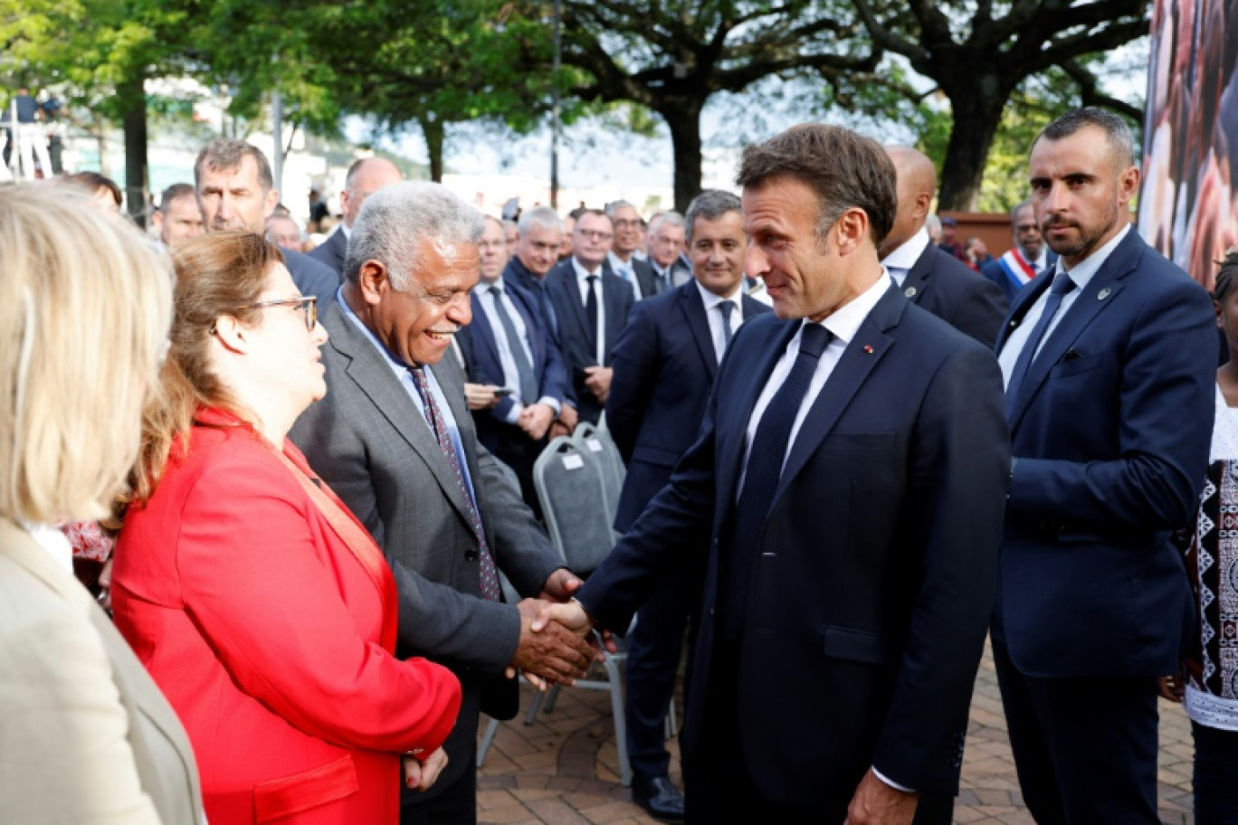 Le président Emmanuel Macron salue le président du gouvernement de Nouvelle Calédonie Louis Mapou le 26 juillet 2023 à Nouméa © Ludovic MARIN