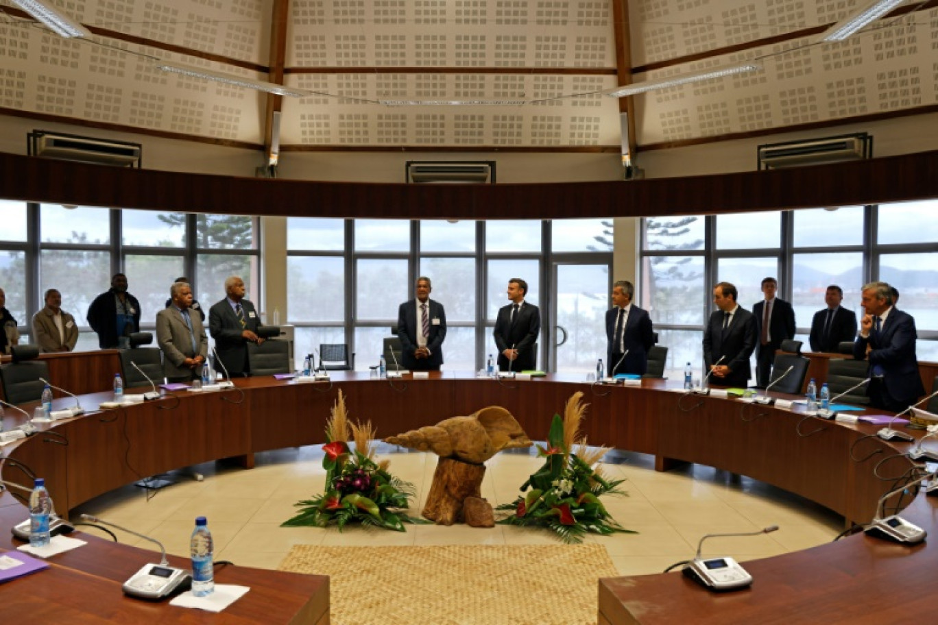 Emmanuel Macron (c) et le président du Sénat néo-calédonien, Victor Gogny (centre g.), à Nouméa, le 25 juillet 2023 © Ludovic MARIN