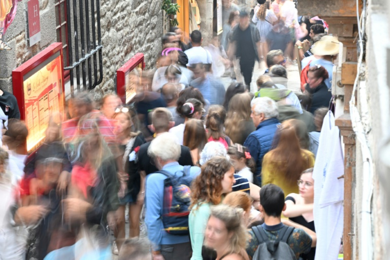 Touristes au Mont Saint-Michel le 25 juillet 2023. © Damien MEYER