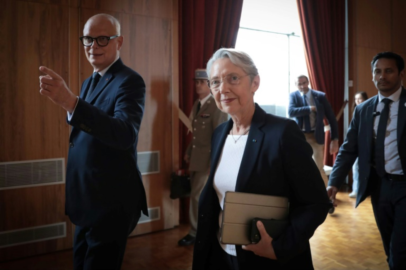 La Première ministre Elisabeth Borne et l'ancien Premier ministre et maire du Havre, Edouard Philippe, le 25 juillet 2023 au havre © LOU BENOIST