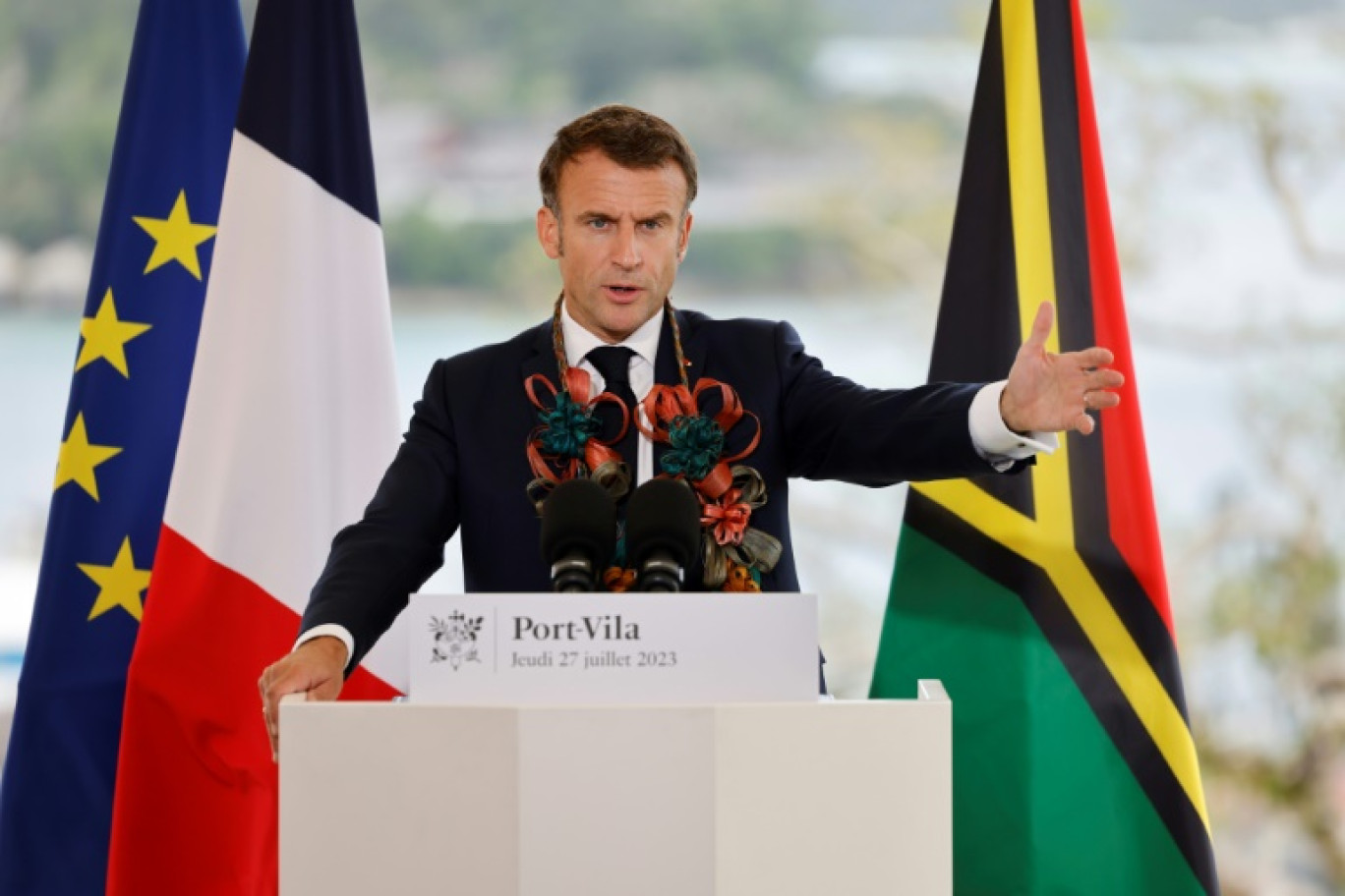 Le président français Emmanuel Macron prononce un discours au bureau du Premier ministre du Vanuatu, Ishmael Kalsakau (non photographié), à Port Vila, le 27 juillet 2023 © Ludovic MARIN