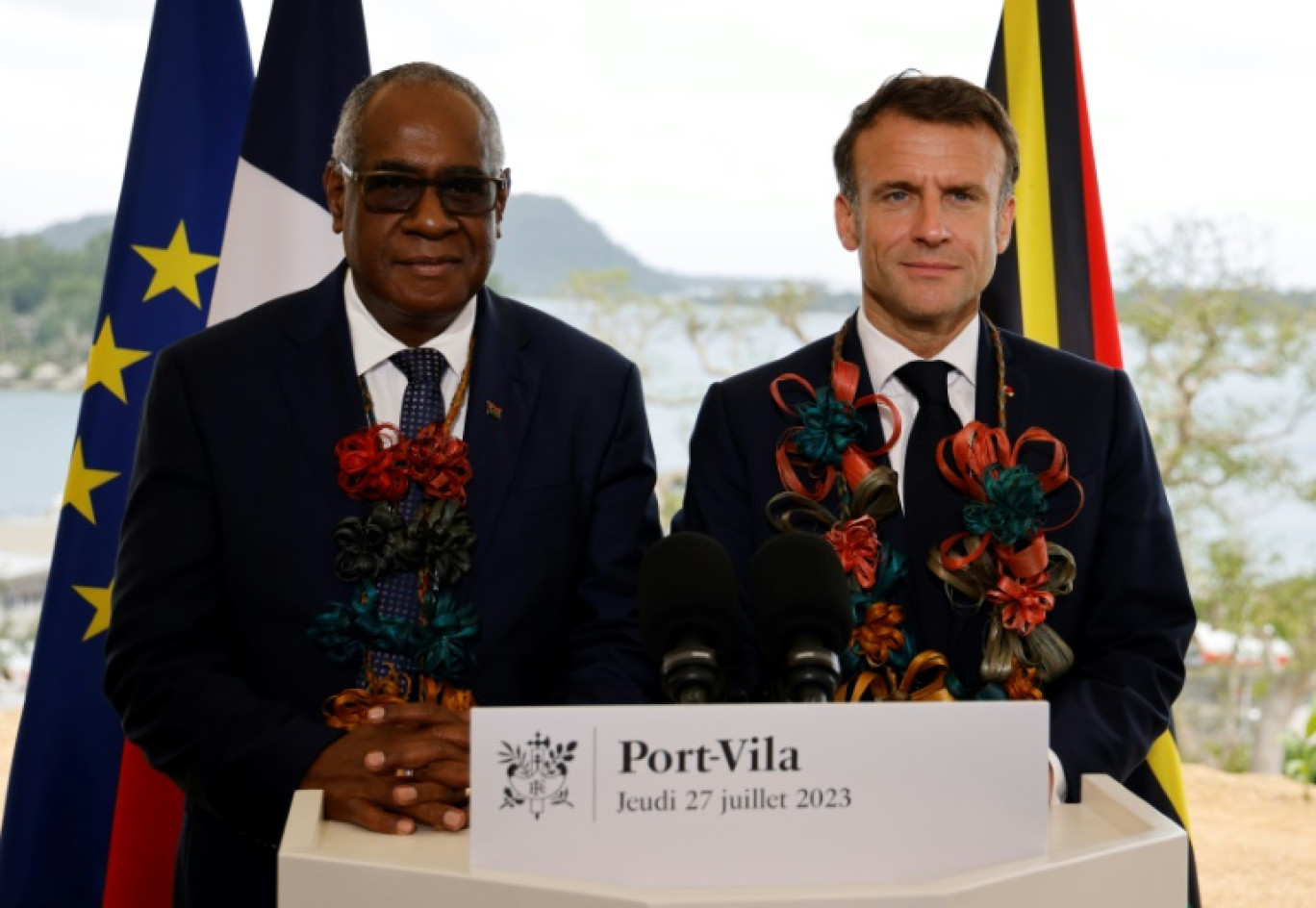 Le président français Emmanuel Macron (d) et le Premier ministre du Vanuatu Ishmael Kalsakau posent pour des photos au bureau du premier ministre à Port Vila, le 27 juillet 2023 © Ludovic MARIN