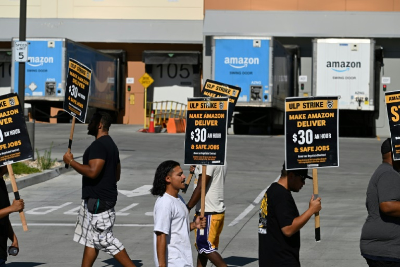 Des livreurs d'Amazon en grève devant un entrepôt de l'entreprise à Palmdale en Californie, le 25 juillet 2023 © Robyn Beck