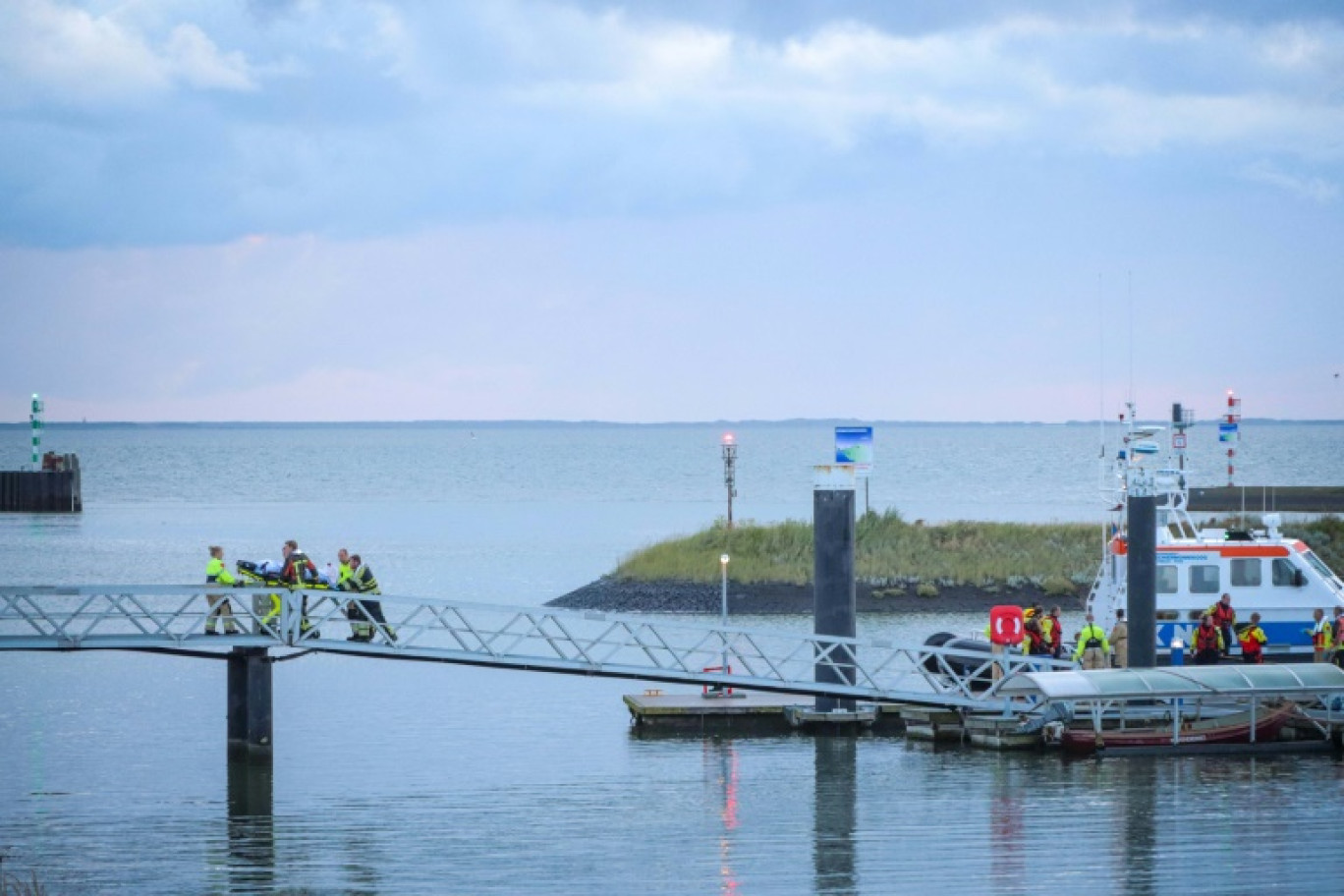 Vue aérienne des navires de secours luttant contre un feu à bord du cargo Fremantle Highway au large de l'île d'Ameland, le 26 juillet 2023 aux Pays-Bas © -