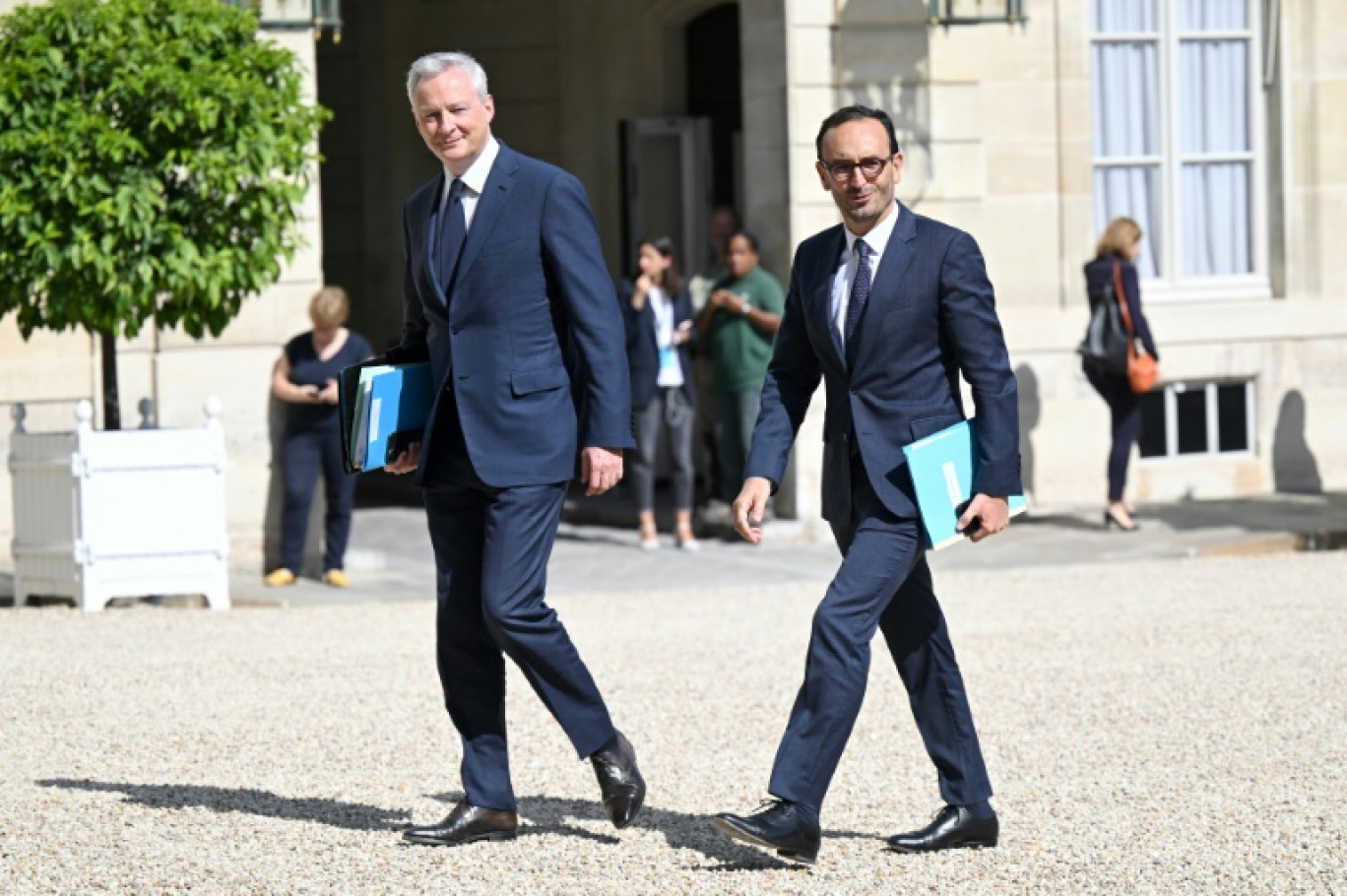 Le ministre de l'Economie Bruno Le Maire et le nouveau ministre des Comptes publics Thomas Cazenave, à l'Elysée le 21 juillet 2023 © Bertrand GUAY