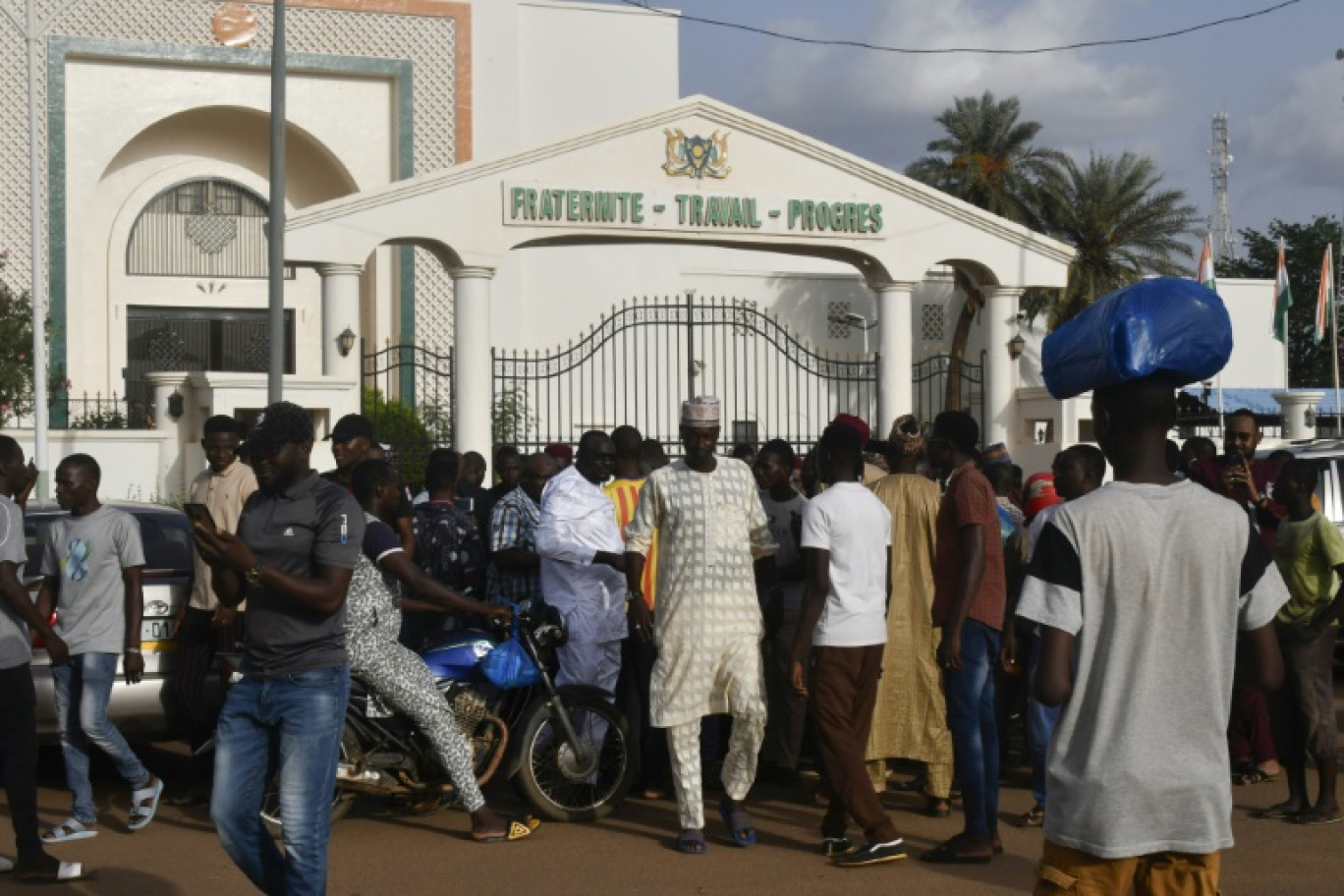 Image tirée d'une vidéo obtenue le 26 juillet 2023 auprès de l'ORTN - Télé Sahel montrant le colonel-major Amadou Abdramane (c) et des militaires putchistes annonçant à la télévision nationale avoir renversé le président nigérien Mohamed Bazoum © -