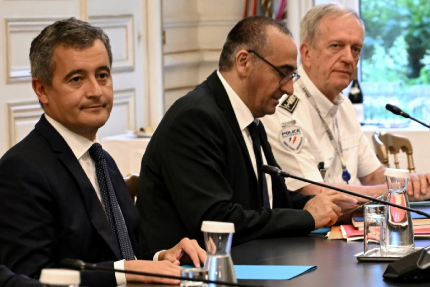 (g-d) Le ministre de l'Intérieur Gérald Darmanin, le préfet de police de Paris Laurent Nuñez et le directeur général de la police nationale Frédéric Veaux, lors d'une réunion place Beauvau, le 27 juillet 2023 à Paris © Bertrand GUAY