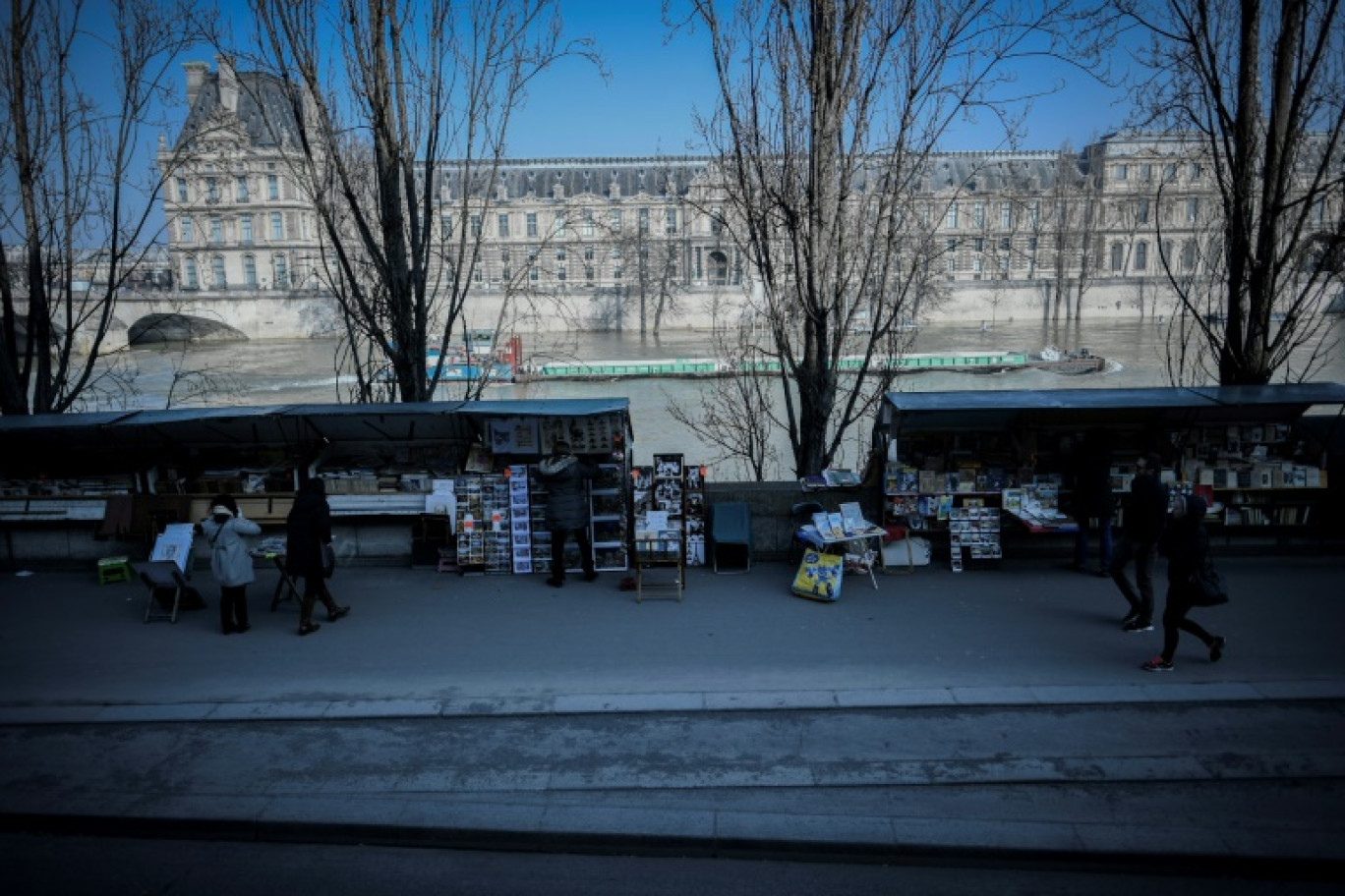 Les bouquinistes parisiens, présents depuis 450 ans sur les quais de Seine, refusent d'être déplacés par les autorités pour assurer la sécurité de la cérémonie d'ouverture des Jeux olympiques © STEPHANE DE SAKUTIN