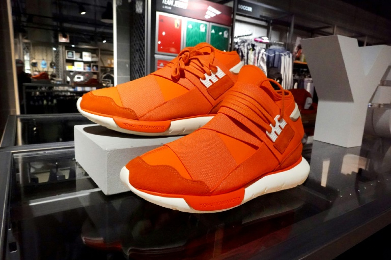 Adidas vend ses baskets Yeezy au profit d ONG contre l