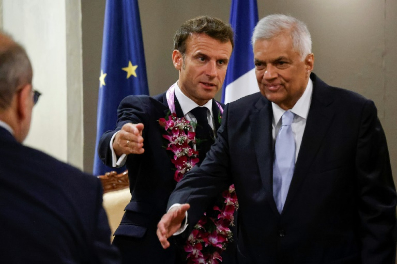 Le président français Emmanuel Macron (C) s'adresse à son homologue srilankais Ranil Wickremesinghe (D) avant des discussions à Colombo, le 28 juillet 2023 © Ludovic MARIN