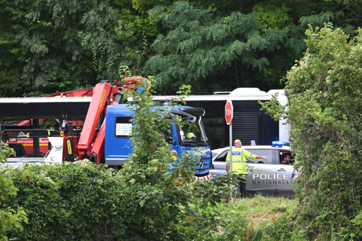 Des policiers et secouristes sur le site d'un accident impliquant une voiture et un bus, le 28 juillet 2023 à Mézières-sur-Seine, dans les Yvelines © Bertrand GUAY