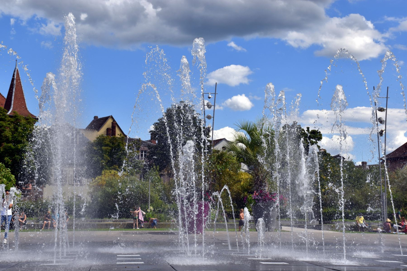 Pour lutter contre la canicule, les solutions efficaces passent souvent par une combinaisons d’actions, comme l’usage de la végétation, la gestion de l’eau, les changements de pratique et de la «morphologie» de la ville. © christiane65