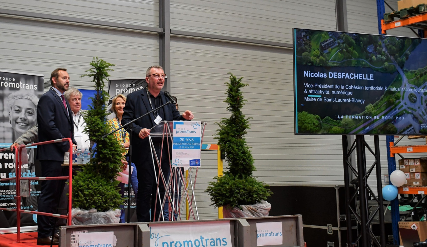 De gauche à droite, Jean Richert, secrétaire général adjoint de la Préfecture du Pas-de-Calais,  Jean-Louis Duhamel, président de Promotrans, Nathalie Gheerbrant, conseillère régionale, vice-présidente développement économique, emploi, formation et insertion de la Communauté urbaine d’Arras, et au micro, Nicolas Desfachelle, maire de Saint-Laurent-Blangy.