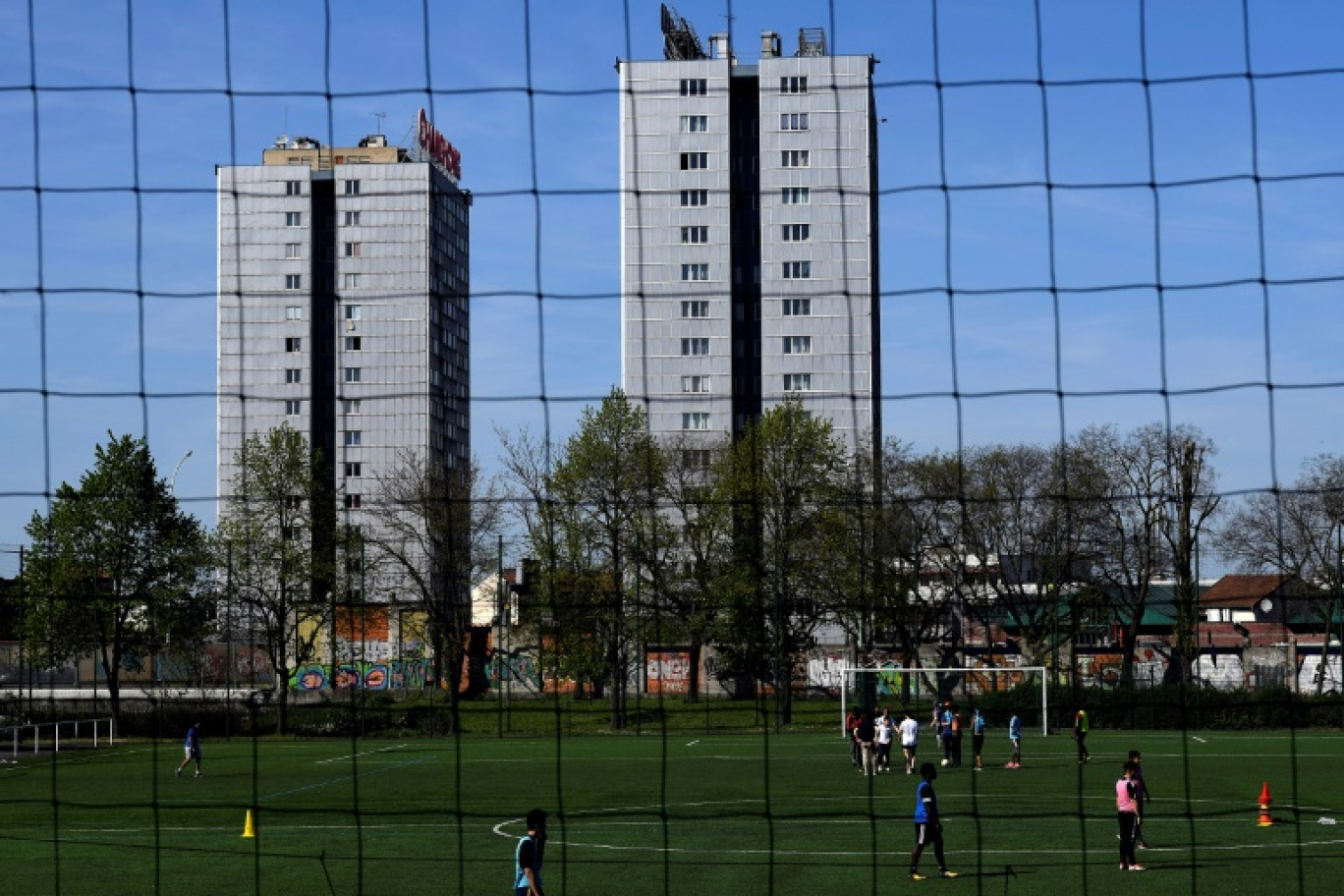 Les deux tours de la cité des "Boute-en-train" le 17 avril 2018 à Saint-Ouen, en Seine-Saint-Denis © LIONEL BONAVENTURE