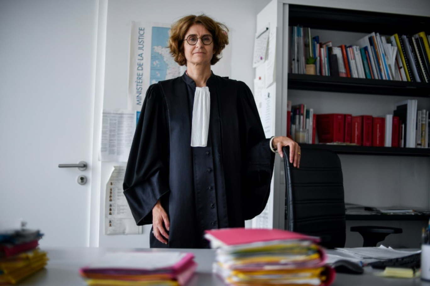 Pascale Bruston, la présidente du Tribunal pour enfants de Paris, dans son bureau le 17 juillet 2023 © JULIEN DE ROSA