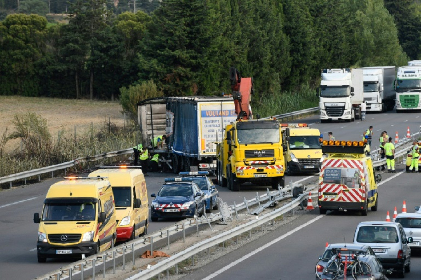 Les gendarmes et les services de secours interviennent le 18 juillet 2018 sur le lieu d'un accident sur l'autoroute A7 près de Vedène, au nord d'Avignon © Franck Pennant