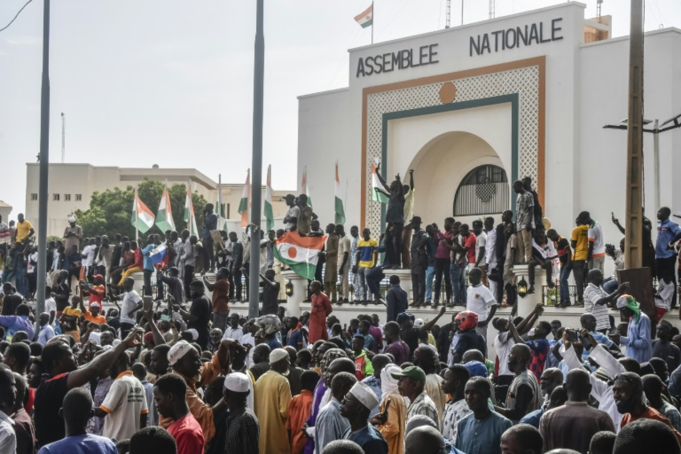 Manifestation de soutien aux putschistes devant l'Assemblée nationale du Niger, à Niamey, le 30 juillet 2023 © -