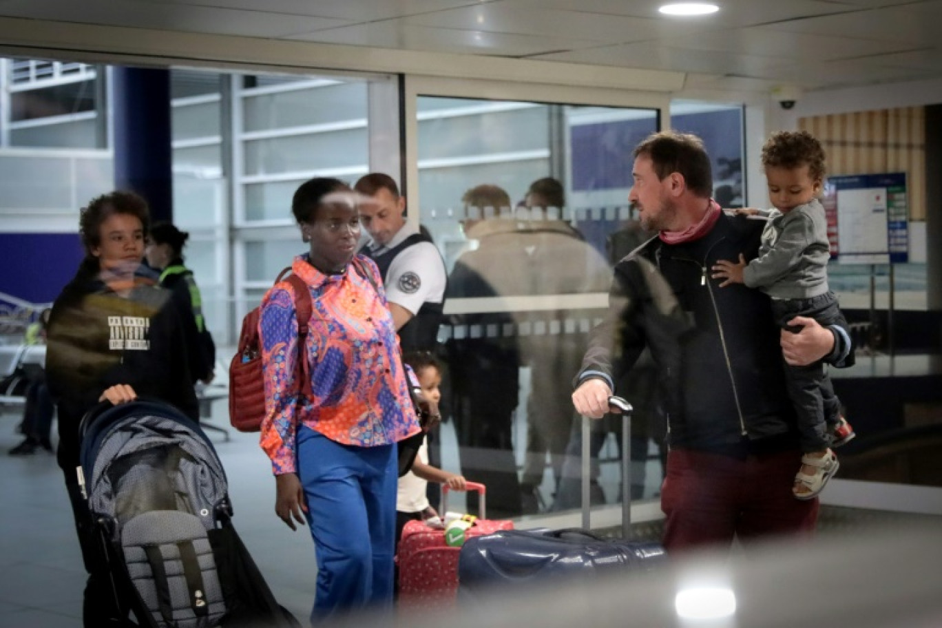 Des personnes évacuées du Niger arrivent à l'aéroport de Roissy-Charles de Gaulle, près de Paris, le 2 août 2023 © Lou Benoist