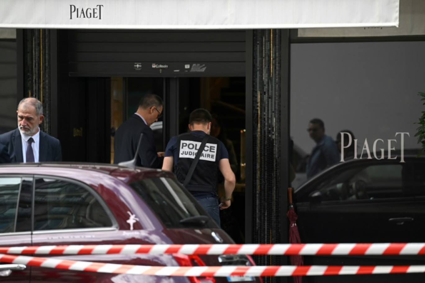 Un cordon de police est installé le 1er août 2023 devant la joaillerie Piaget, rue de la Paix à Paris, après son braquage © STEFANO RELLANDINI