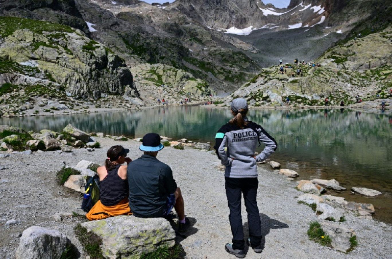 Marion Guitteny, agente de police de l'environnement de la réserve naturelle des Aiguilles Rouges, interpelle un opérateur de drone proche du lac Blanc où les drones sont interdits, au-dessus de Chamonix, en Haute-Savoie, le 31 juillet 2023 © Emmanuel DUNAND