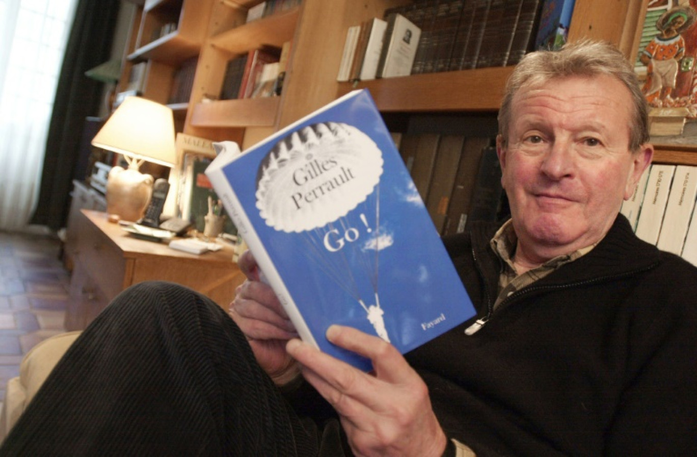 L'écrivain Gilles Perrault, le 6 novembre 2002, dans sa maison de Sainte-Marie-du-Mont dans la Manche, présentant son livre "Go" © MYCHELE DANIAU