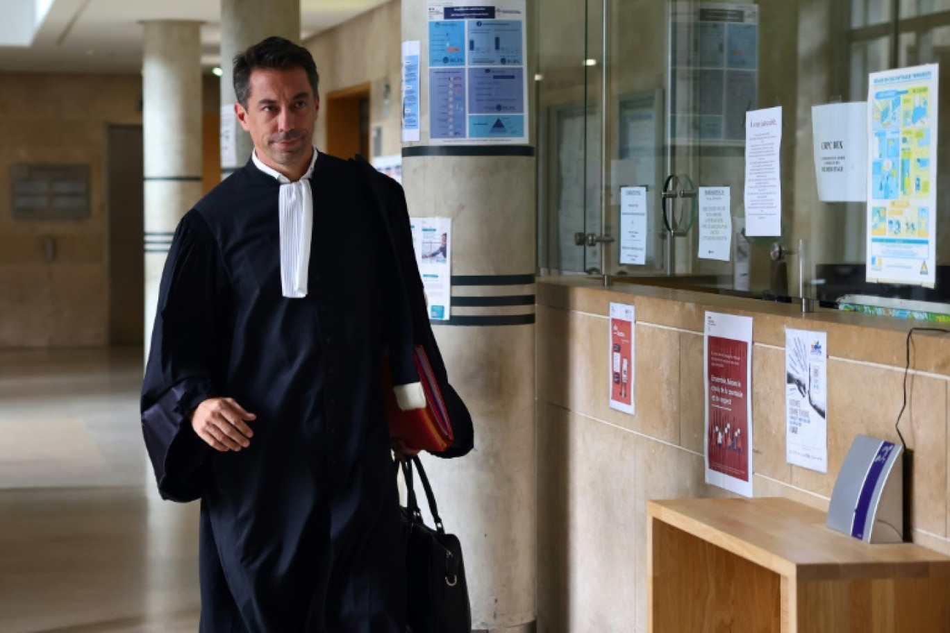 Le policier détenu arrive dans un véhicule de l'administration pénitentiaire à la salle d'audience d'Aix-en-Provence, le 3 août 2023 © CLEMENT MAHOUDEAU