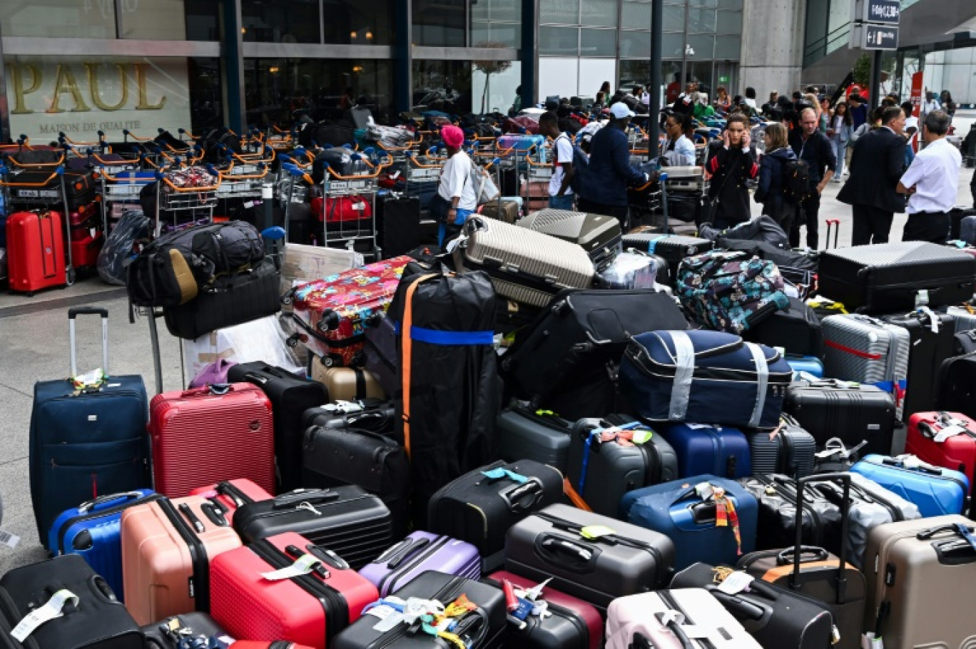 Des bagages empilés devant l'entrée du terminal d'Orly 4 après un incident technique à l'aéroport de Paris-Orly, le 3 août 2023 © STEFANO RELLANDINI